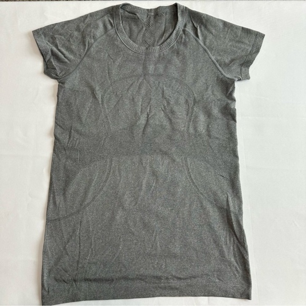 1146 - Lululemon Short Sleeve Size 8
